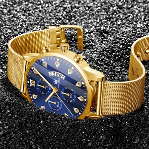 Gros plan d'une montre dorée avec cadran bleu et chiffres romains sur fond de sable noir