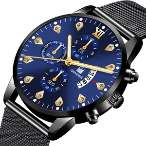 Détail du cadran bleu à rayons de soleil avec chiffres romains et bracelet milanais