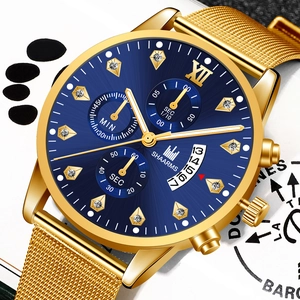 Détail du cadran bleu avec chiffres romains et bracelet en maille milanaise sur montre or