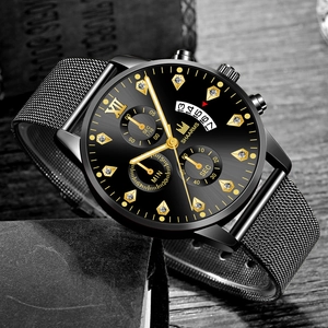 Gros plan d'une montre SHAARMS de luxe avec cadran noir et bracelet en maille sur bois sombre