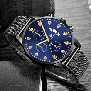 Vue détaillée d'une montre homme avec cadran bleu, index en cristal et bracelet en maille