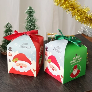 Scatole regalo di Natale rosse e verdi con motivi di Babbo Natale e nastri