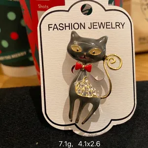 Cute enamel cat brooch with crystals and red bow, measuring 4.1x2.6cm and weighing 7.1g