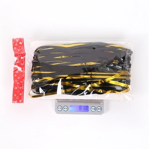 Mesure du poids du rideau à franges noir et or emballé affichant 81,8g sur la balance