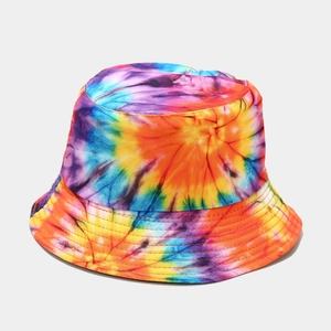 Détail du bob tie-dye coloré avec coutures multi-rangées sur le bord renforcé du chapeau