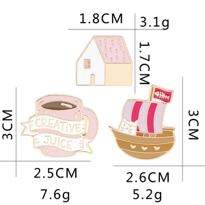 Detail met de afmetingen van de koffiekop, huis en piratenkat emaille broches