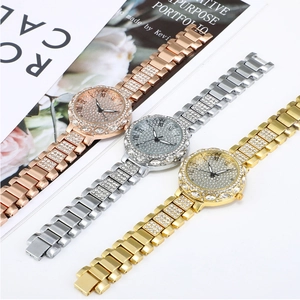 Montre femme élégante avec chiffres romains et strass en or, argent et or rose