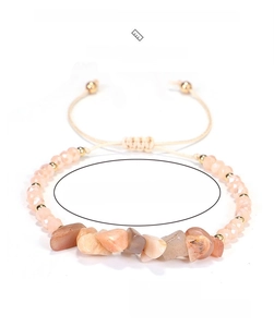 Detalle de pulsera tejida a mano con piedras rosas talladas y cordón beige ajustable