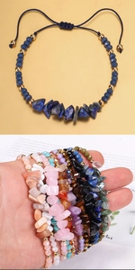 Detalle de pulseras tejidas de colores con piedras naturales y cuentas doradas ajustables