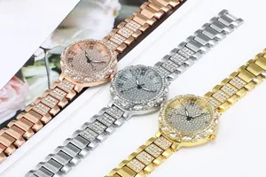 Détail de trois montres de luxe pour femme avec cadrans pavés de diamants et chiffres romains