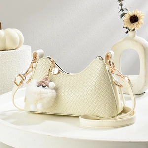Borsa A Spalla Intrecciata Pelle PU Borsa Da Sottobraccio Con Ciondolo In Peluche Borsa Trendy Da Donna