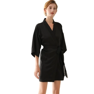 Vestaglia kimono corta in raso di seta nera da donna con cintura e pigiameria