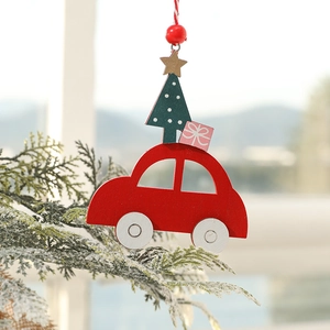 Décorations de Noël en bois avec voiture rouge et sapin vert sur branches enneigées