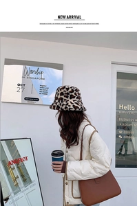 Streetstyle-Ansicht eines Leoparden-Plüsch-Anglerhuts kombiniert mit weißer Steppjacke