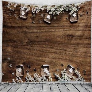 Details eines Weihnachts-Wandteppichs mit brauner Holzmaserung, Sternen und Flocken
