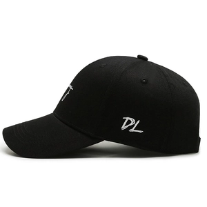 Gorra de béisbol de algodón negro con bordado blanco vista desde un lateral