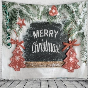 Détail d'une tapisserie de Noël avec aiguilles de pin, ornements rouges et texte de Noël