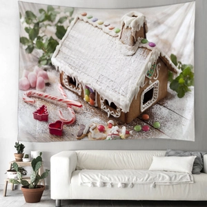 Vue macro de la tapisserie maison de pain d'épice de Noël sur un mur de salon blanc