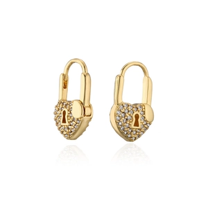 Eleganti orecchini a lucchetto a cuore dorati con zirconi micro-pave su sfondo bianco