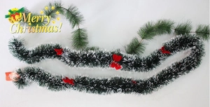 Guirlande de Noël vert foncé avec pointes blanches et nœuds rouges pour décoration