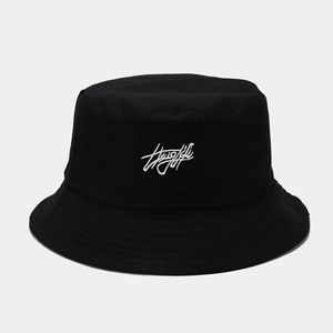 Cappello a secchiello nero in cotone con ricamo bianco per protezione solare estiva