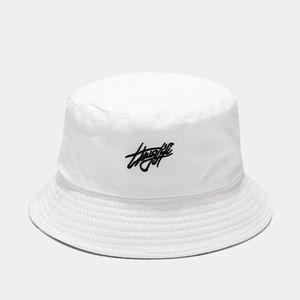 Dettaglio cappello pescatore in cotone bianco con ricamo nero e cuciture sulla tesa