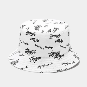 Dettaglio cappello alla pescatora in cotone bianco con stampa graffiti nera e cuciture