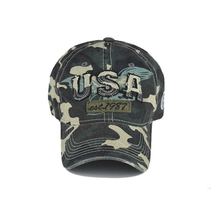 Klassische Camouflage-Baseballkappe mit 3D USA-Stickerei und est.1987-Detail auf weißem Grund