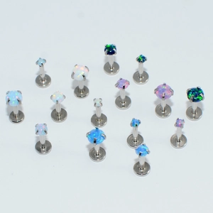 Piercings de labio de opale planos en varios colores y tamaños en fondo blanco