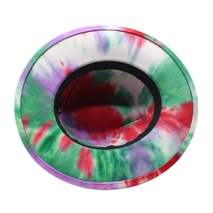 Dettaglio dell'interno del cappello jazz in feltro di lana rosa tie-dye
