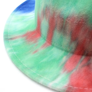 Dettaglio macro del cappello in lana tie-dye con texture spessa e cuciture fini