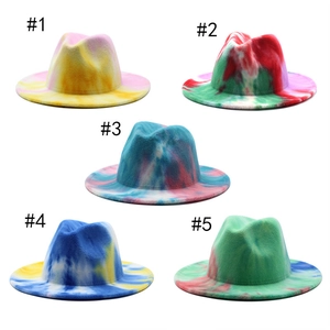 Dettaglio di cinque cappelli jazz in feltro di lana tie-dye con colori vivaci e trama