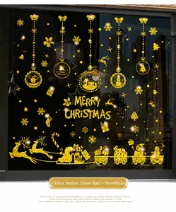 Detailaufnahme goldener Glitzer-Weihnachtsaufkleber mit Rentier- und Schneeflockenmotiven