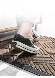 Detail of dark brown polypropylene door mat showing anti-slip edge and ribbed texture