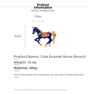 Vue détaillée de la broche cheval en émail avec dimensions de 5,5 cm par 3,3 cm sur fond blanc