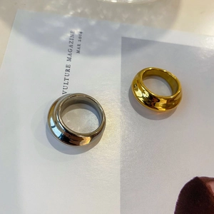 Minimalistische brede spiegel gepolijste onregelmatige ringen in goud en zilver set