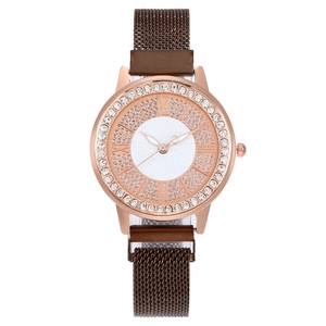 Montre à quartz élégante en or rose pour femme avec lunette strass et bracelet magnétique