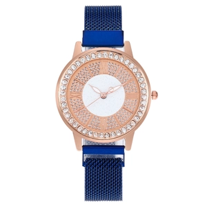 Montre femme en or rose avec lunette sertie de cristaux et bracelet maille bleu