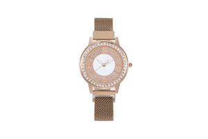Détail de la montre dorée rose avec lunette sertie de cristaux et bracelet maille magnétique