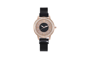 Détail de la montre à quartz or rose avec lunette en strass et cadran ciel étoilé noir