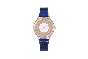 Détail du cadran en or rose serti de cristaux avec bracelet magnétique bleu