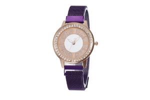 Détail du boîtier en or rose avec strass et bracelet milanais violet élégant