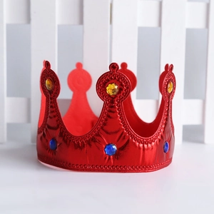 Chapeau couronne rouge pour anniversaire d'enfant, accessoire costume en tissu brillant.