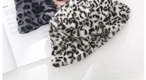 Draufsicht auf Plüsch-Fischerhüte mit Leopardenmuster in Grau, Rosa und Schwarz-Weiß