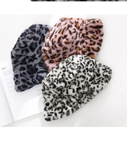 Flache Ansicht von Plüsch-Fischerhüten mit Leopardenmuster in Grau, Rosa und Weiß