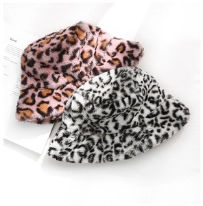 Detailansicht von Plüsch-Anglerhüten mit Leopardenmuster aus rosa und weißem Kunstpelz