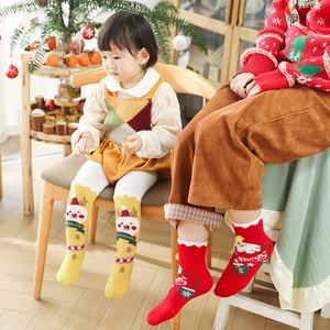 Weihnachtssocken aus Korallenvlies mit Rentier- und Weihnachtsmannmuster für Familien