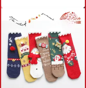 Detailansicht von 6 Paar Weihnachts-Korallenfleece-Socken mit 3D Elch- und Weihnachtsmann-Deko