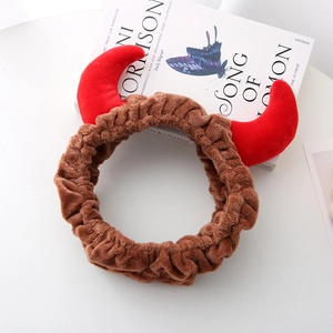 Bandeau en peluche marron avec cornes de diable rouges pour le lavage du visage