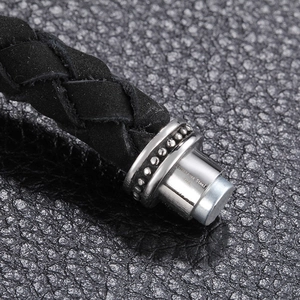 Geflochtenes schwarzes Lederarmband für Herren mit totemförmigem Edelstahl-Magnetverschluss